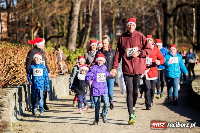 Zdjęcie w galerii na portalu naszraciborz.pl: Bieg Mikołajkowy i Nordic Walking w Parku Roth wiadomości z regionu