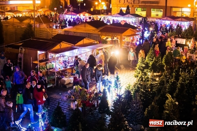 Zdjęcie w galerii na portalu naszraciborz.pl: Pięknie i magicznie - raciborski jarmark widziany ze... strażackiej drabiny wiadomości z regionu