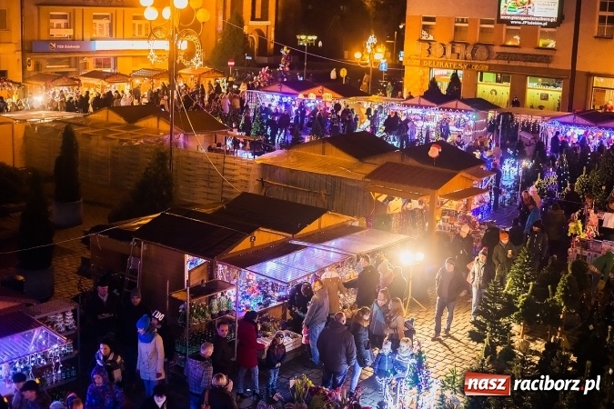 Zdjęcie w galerii na portalu naszraciborz.pl: Pięknie i magicznie - raciborski jarmark widziany ze... strażackiej drabiny wiadomości z regionu