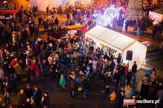 Zdjęcie w galerii na portalu naszraciborz.pl: Pięknie i magicznie - raciborski jarmark widziany ze... strażackiej drabiny wiadomości z regionu