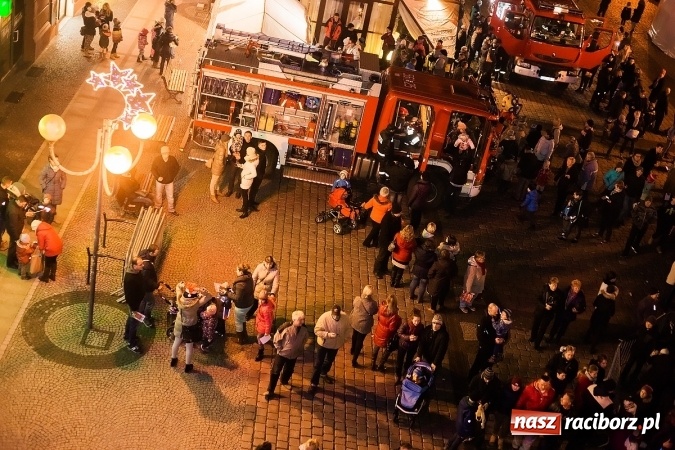 Zdjęcie w galerii na portalu naszraciborz.pl: Pięknie i magicznie - raciborski jarmark widziany ze... strażackiej drabiny wiadomości z regionu