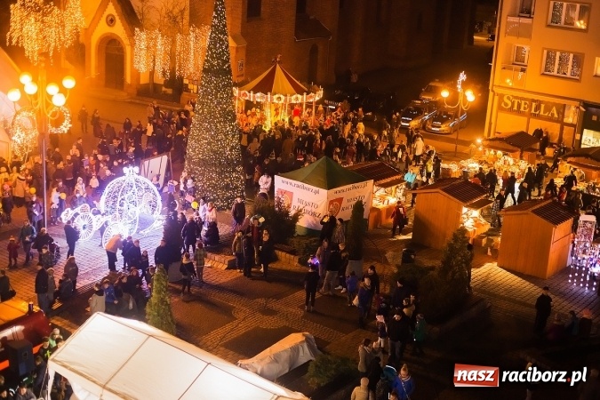 Zdjęcie w galerii na portalu naszraciborz.pl: Pięknie i magicznie - raciborski jarmark widziany ze... strażackiej drabiny wiadomości z regionu