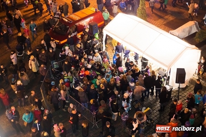 Zdjęcie w galerii na portalu naszraciborz.pl: Pięknie i magicznie - raciborski jarmark widziany ze... strażackiej drabiny wiadomości z regionu