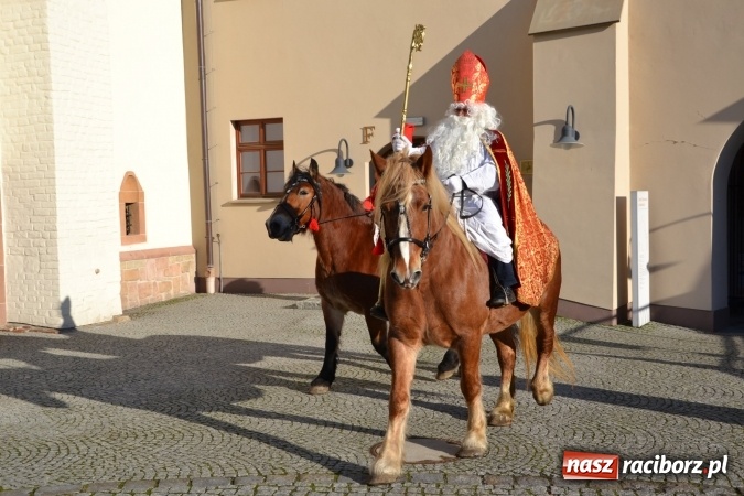 Zdjęcie w galerii na portalu naszraciborz.pl: Starym zwyczajem św. Mikołaj wjechał na zamek... wiadomości z regionu