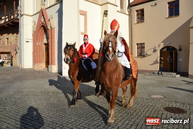Zdjęcie w galerii na portalu naszraciborz.pl: Starym zwyczajem św. Mikołaj wjechał na zamek... wiadomości z regionu