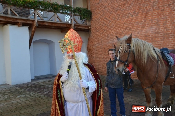 Zdjęcie w galerii na portalu naszraciborz.pl: Starym zwyczajem św. Mikołaj wjechał na zamek... wiadomości z regionu