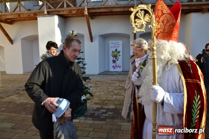 Zdjęcie w galerii na portalu naszraciborz.pl: Starym zwyczajem św. Mikołaj wjechał na zamek... wiadomości z regionu