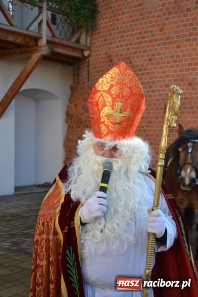 Zdjęcie w galerii na portalu naszraciborz.pl: Starym zwyczajem św. Mikołaj wjechał na zamek... wiadomości z regionu