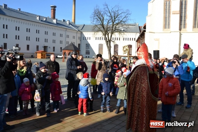 Zdjęcie w galerii na portalu naszraciborz.pl: Starym zwyczajem św. Mikołaj wjechał na zamek... wiadomości z regionu