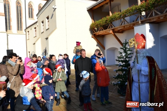 Zdjęcie w galerii na portalu naszraciborz.pl: Starym zwyczajem św. Mikołaj wjechał na zamek... wiadomości z regionu