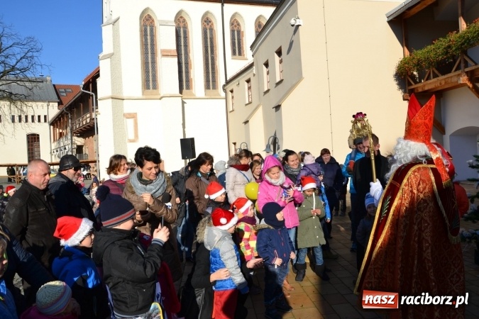 Zdjęcie w galerii na portalu naszraciborz.pl: Starym zwyczajem św. Mikołaj wjechał na zamek... wiadomości z regionu