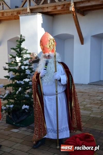 Zdjęcie w galerii na portalu naszraciborz.pl: Starym zwyczajem św. Mikołaj wjechał na zamek... wiadomości z regionu