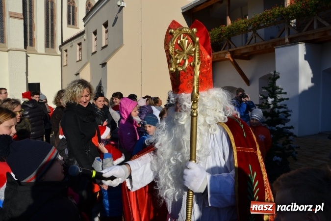 Zdjęcie w galerii na portalu naszraciborz.pl: Starym zwyczajem św. Mikołaj wjechał na zamek... wiadomości z regionu