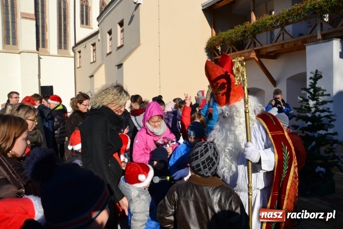 Zdjęcie w galerii na portalu naszraciborz.pl: Starym zwyczajem św. Mikołaj wjechał na zamek... wiadomości z regionu