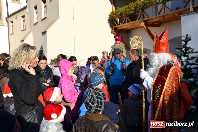 Zdjęcie w galerii na portalu naszraciborz.pl: Starym zwyczajem św. Mikołaj wjechał na zamek... wiadomości z regionu