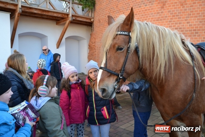 Zdjęcie w galerii na portalu naszraciborz.pl: Starym zwyczajem św. Mikołaj wjechał na zamek... wiadomości z regionu