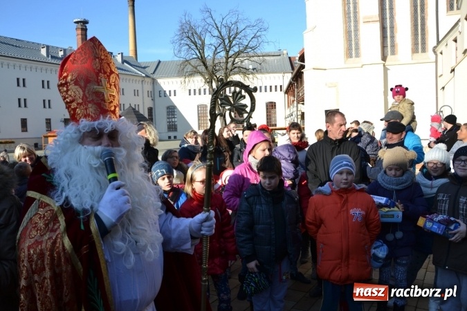 Zdjęcie w galerii na portalu naszraciborz.pl: Starym zwyczajem św. Mikołaj wjechał na zamek... wiadomości z regionu