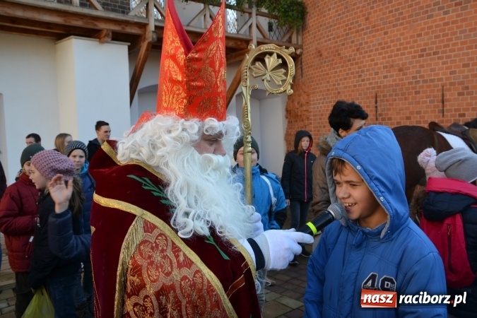 Zdjęcie w galerii na portalu naszraciborz.pl: Starym zwyczajem św. Mikołaj wjechał na zamek... wiadomości z regionu