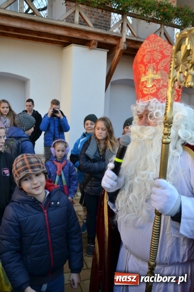 Zdjęcie w galerii na portalu naszraciborz.pl: Starym zwyczajem św. Mikołaj wjechał na zamek... wiadomości z regionu