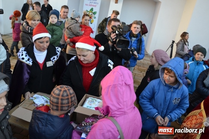 Zdjęcie w galerii na portalu naszraciborz.pl: Starym zwyczajem św. Mikołaj wjechał na zamek... wiadomości z regionu