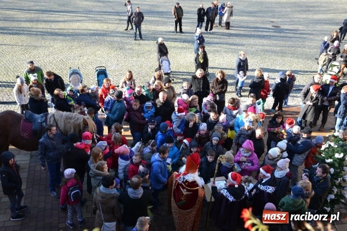 Zdjęcie w galerii na portalu naszraciborz.pl: Starym zwyczajem św. Mikołaj wjechał na zamek... wiadomości z regionu