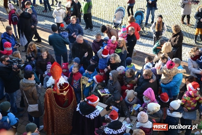 Zdjęcie w galerii na portalu naszraciborz.pl: Starym zwyczajem św. Mikołaj wjechał na zamek... wiadomości z regionu