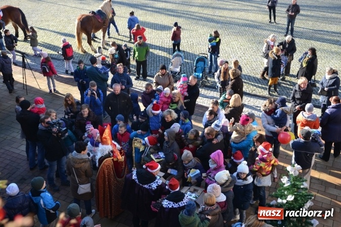 Zdjęcie w galerii na portalu naszraciborz.pl: Starym zwyczajem św. Mikołaj wjechał na zamek... wiadomości z regionu