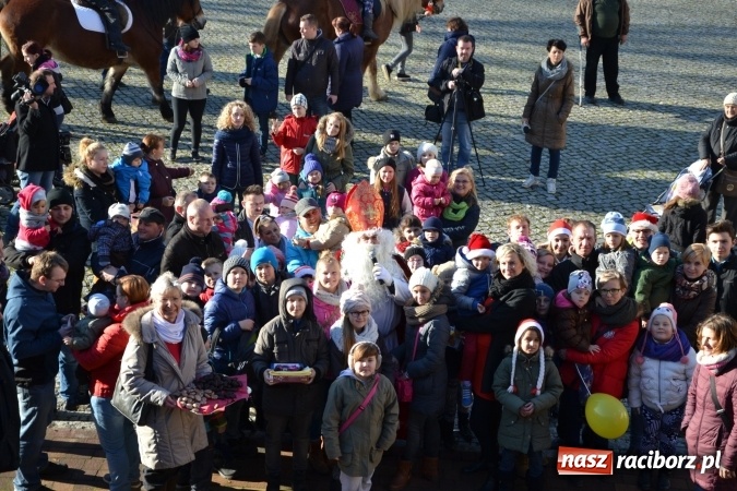 Zdjęcie w galerii na portalu naszraciborz.pl: Starym zwyczajem św. Mikołaj wjechał na zamek... wiadomości z regionu