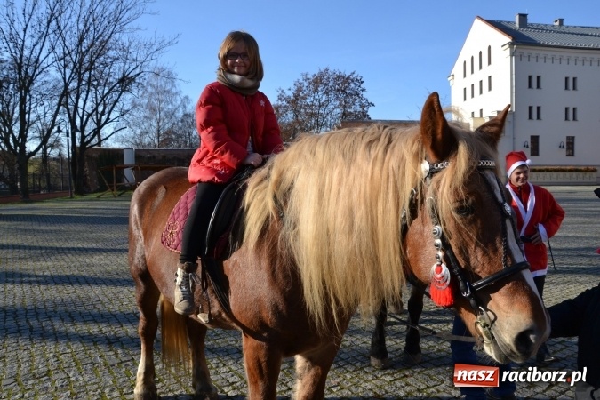 Zdjęcie w galerii na portalu naszraciborz.pl: Starym zwyczajem św. Mikołaj wjechał na zamek... wiadomości z regionu