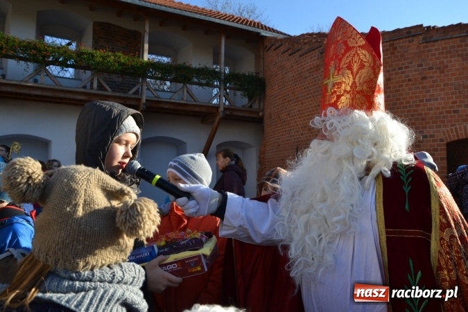 Zdjęcie w galerii na portalu naszraciborz.pl: Starym zwyczajem św. Mikołaj wjechał na zamek... wiadomości z regionu