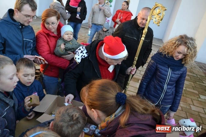 Zdjęcie w galerii na portalu naszraciborz.pl: Starym zwyczajem św. Mikołaj wjechał na zamek... wiadomości z regionu