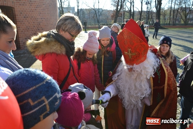 Zdjęcie w galerii na portalu naszraciborz.pl: Starym zwyczajem św. Mikołaj wjechał na zamek... wiadomości z regionu