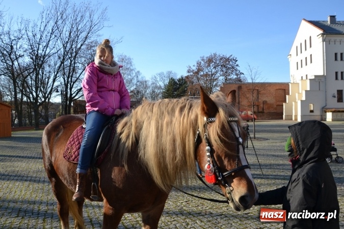 Zdjęcie w galerii na portalu naszraciborz.pl: Starym zwyczajem św. Mikołaj wjechał na zamek... wiadomości z regionu