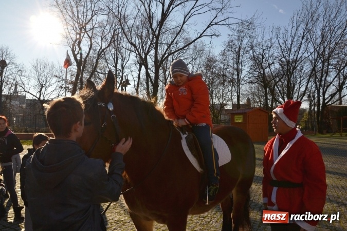 Zdjęcie w galerii na portalu naszraciborz.pl: Starym zwyczajem św. Mikołaj wjechał na zamek... wiadomości z regionu