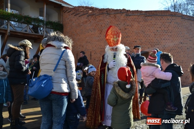 Zdjęcie w galerii na portalu naszraciborz.pl: Starym zwyczajem św. Mikołaj wjechał na zamek... wiadomości z regionu