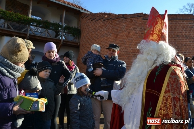 Zdjęcie w galerii na portalu naszraciborz.pl: Starym zwyczajem św. Mikołaj wjechał na zamek... wiadomości z regionu