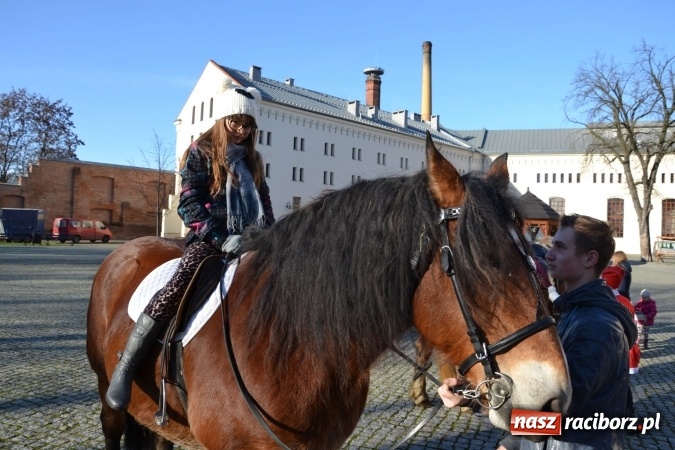 Zdjęcie w galerii na portalu naszraciborz.pl: Starym zwyczajem św. Mikołaj wjechał na zamek... wiadomości z regionu