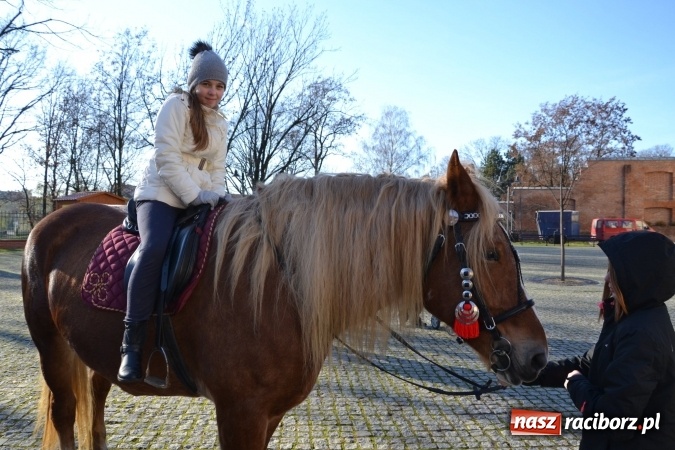 Zdjęcie w galerii na portalu naszraciborz.pl: Starym zwyczajem św. Mikołaj wjechał na zamek... wiadomości z regionu