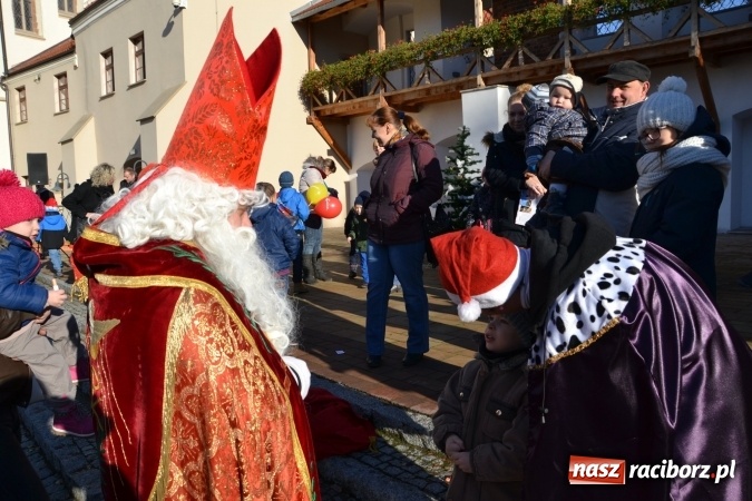 Zdjęcie w galerii na portalu naszraciborz.pl: Starym zwyczajem św. Mikołaj wjechał na zamek... wiadomości z regionu
