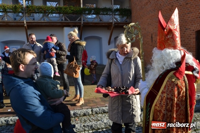 Zdjęcie w galerii na portalu naszraciborz.pl: Starym zwyczajem św. Mikołaj wjechał na zamek... wiadomości z regionu