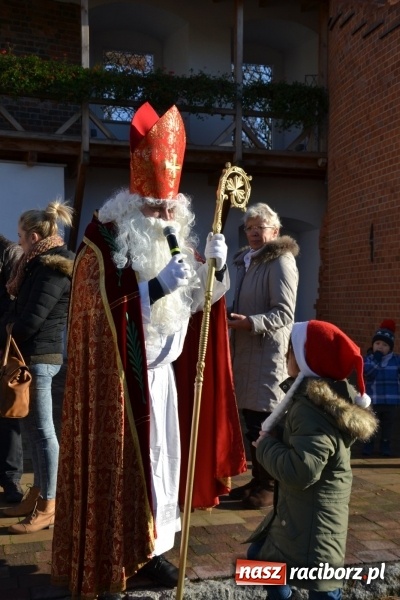 Zdjęcie w galerii na portalu naszraciborz.pl: Starym zwyczajem św. Mikołaj wjechał na zamek... wiadomości z regionu