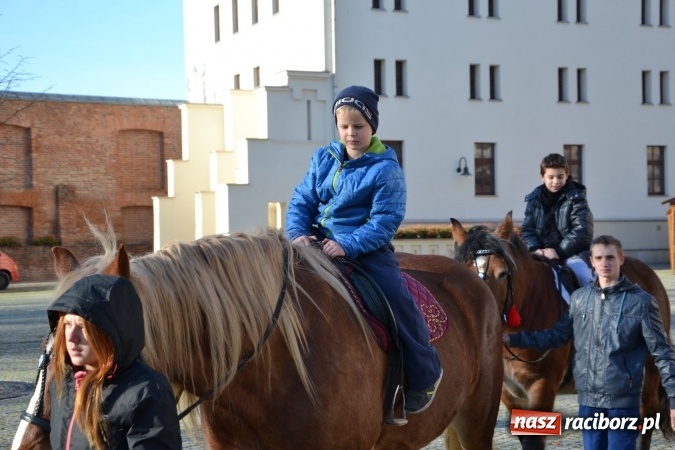 Zdjęcie w galerii na portalu naszraciborz.pl: Starym zwyczajem św. Mikołaj wjechał na zamek... wiadomości z regionu