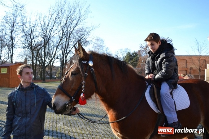 Zdjęcie w galerii na portalu naszraciborz.pl: Starym zwyczajem św. Mikołaj wjechał na zamek... wiadomości z regionu