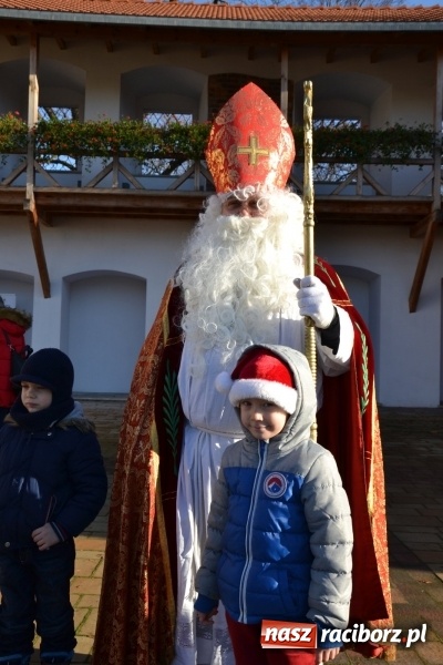 Zdjęcie w galerii na portalu naszraciborz.pl: Starym zwyczajem św. Mikołaj wjechał na zamek... wiadomości z regionu