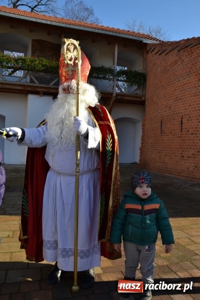 Zdjęcie w galerii na portalu naszraciborz.pl: Starym zwyczajem św. Mikołaj wjechał na zamek... wiadomości z regionu