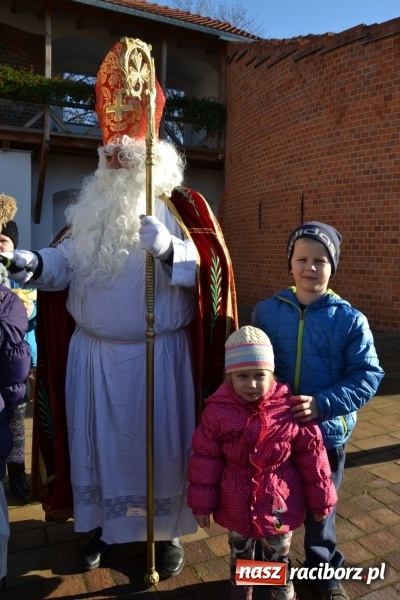 Zdjęcie w galerii na portalu naszraciborz.pl: Starym zwyczajem św. Mikołaj wjechał na zamek... wiadomości z regionu