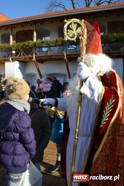 Zdjęcie w galerii na portalu naszraciborz.pl: Starym zwyczajem św. Mikołaj wjechał na zamek... wiadomości z regionu