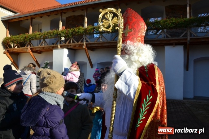 Zdjęcie w galerii na portalu naszraciborz.pl: Starym zwyczajem św. Mikołaj wjechał na zamek... wiadomości z regionu