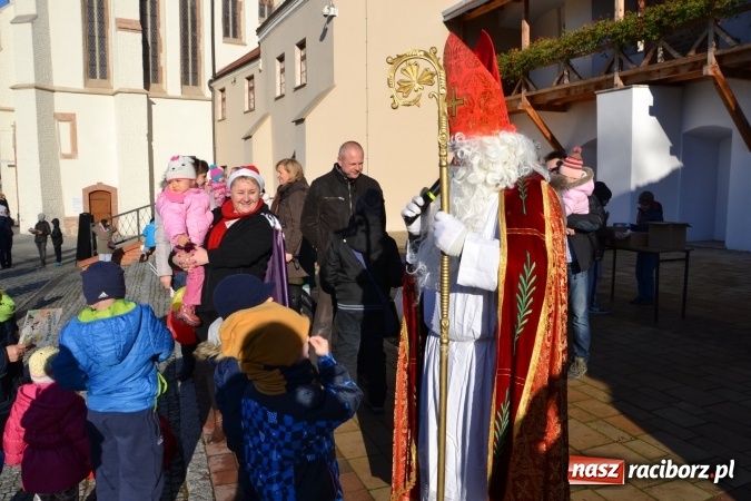 Zdjęcie w galerii na portalu naszraciborz.pl: Starym zwyczajem św. Mikołaj wjechał na zamek... wiadomości z regionu