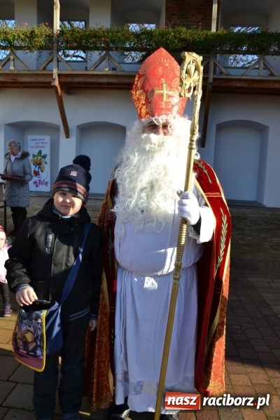 Zdjęcie w galerii na portalu naszraciborz.pl: Starym zwyczajem św. Mikołaj wjechał na zamek... wiadomości z regionu